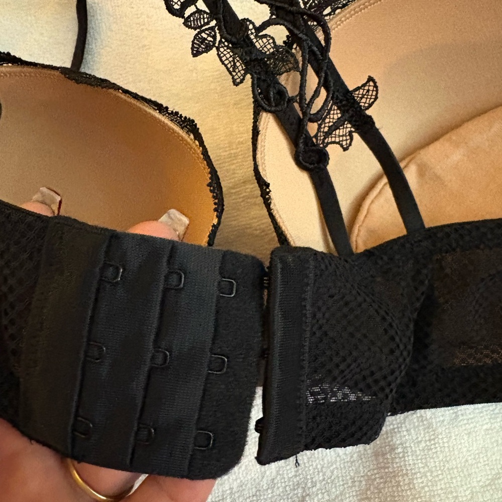 Adore Me Black Lace Bra with Intricate Design - Picture 5 of 8